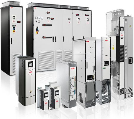 Gamme de variateurs de fréquence ABB : armoires, modules et variateurs muraux de tailles différentes